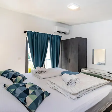 Gorgeous In With Heated Swimming Pool Vikendica *