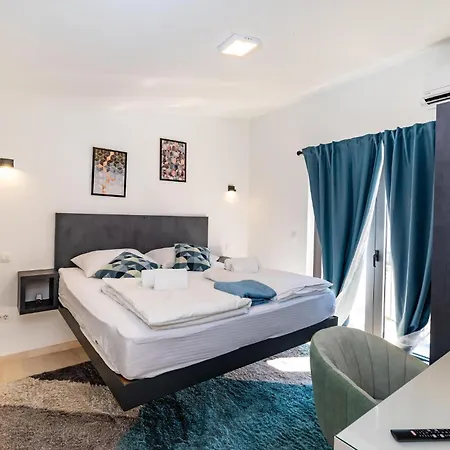 Gorgeous In With Heated Swimming Pool Vikendica Zadar