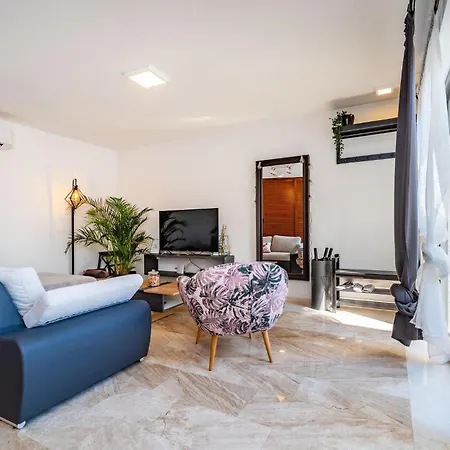 Gorgeous In With Heated Swimming Pool Vikendica *