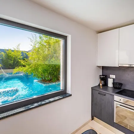 Vikendica Gorgeous In With Heated Swimming Pool