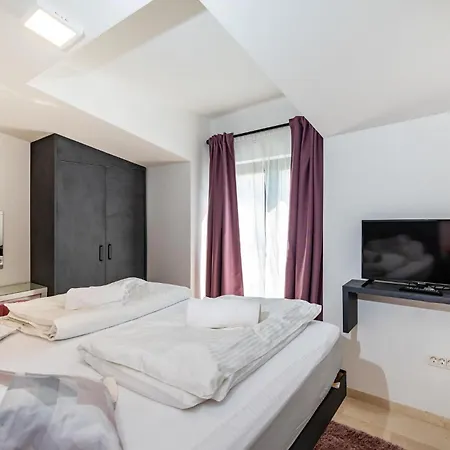 Vikendica Gorgeous In With Heated Swimming Pool