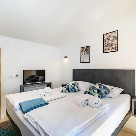 Gorgeous In With Heated Swimming Pool Vikendica *