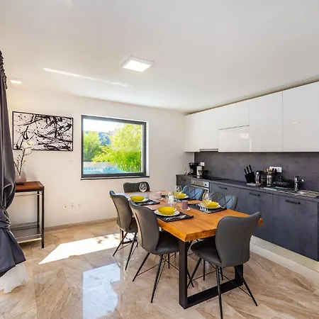 Gorgeous In With Heated Swimming Pool *