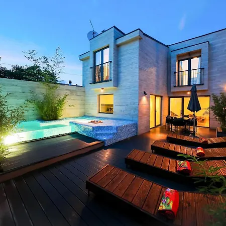 Gorgeous In With Heated Swimming Pool Vikendica *